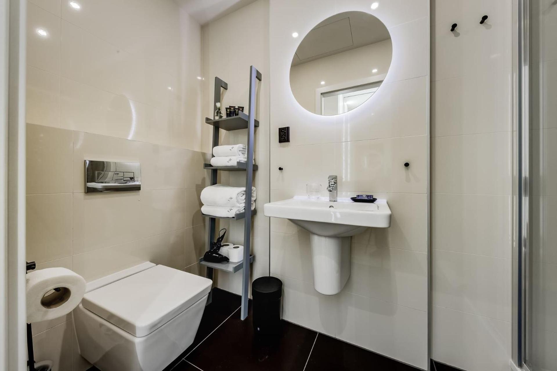 Apartmán With Private Balcony In Smichov By Days Praha