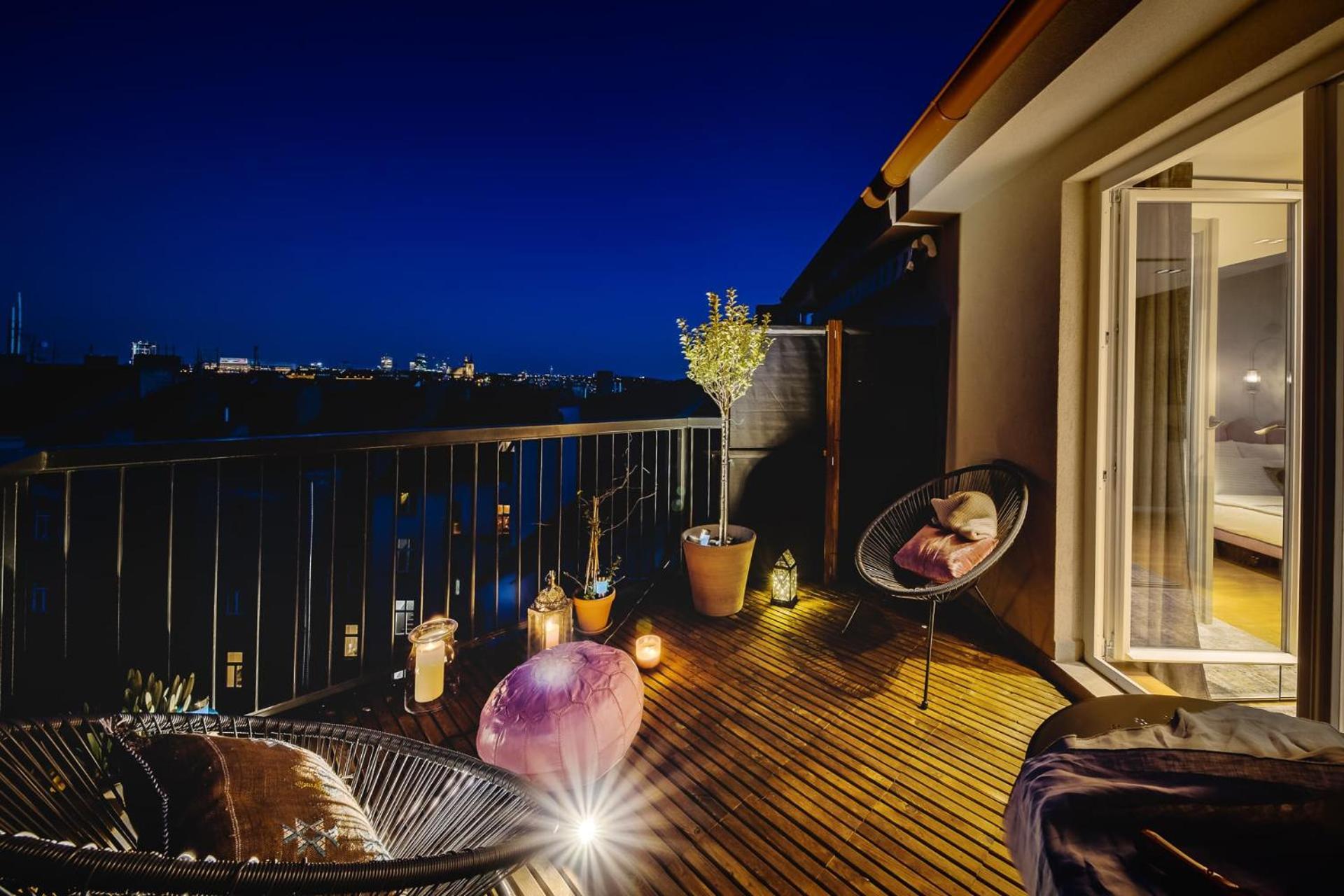 With Private Balcony In Smichov By Days Apartmán
