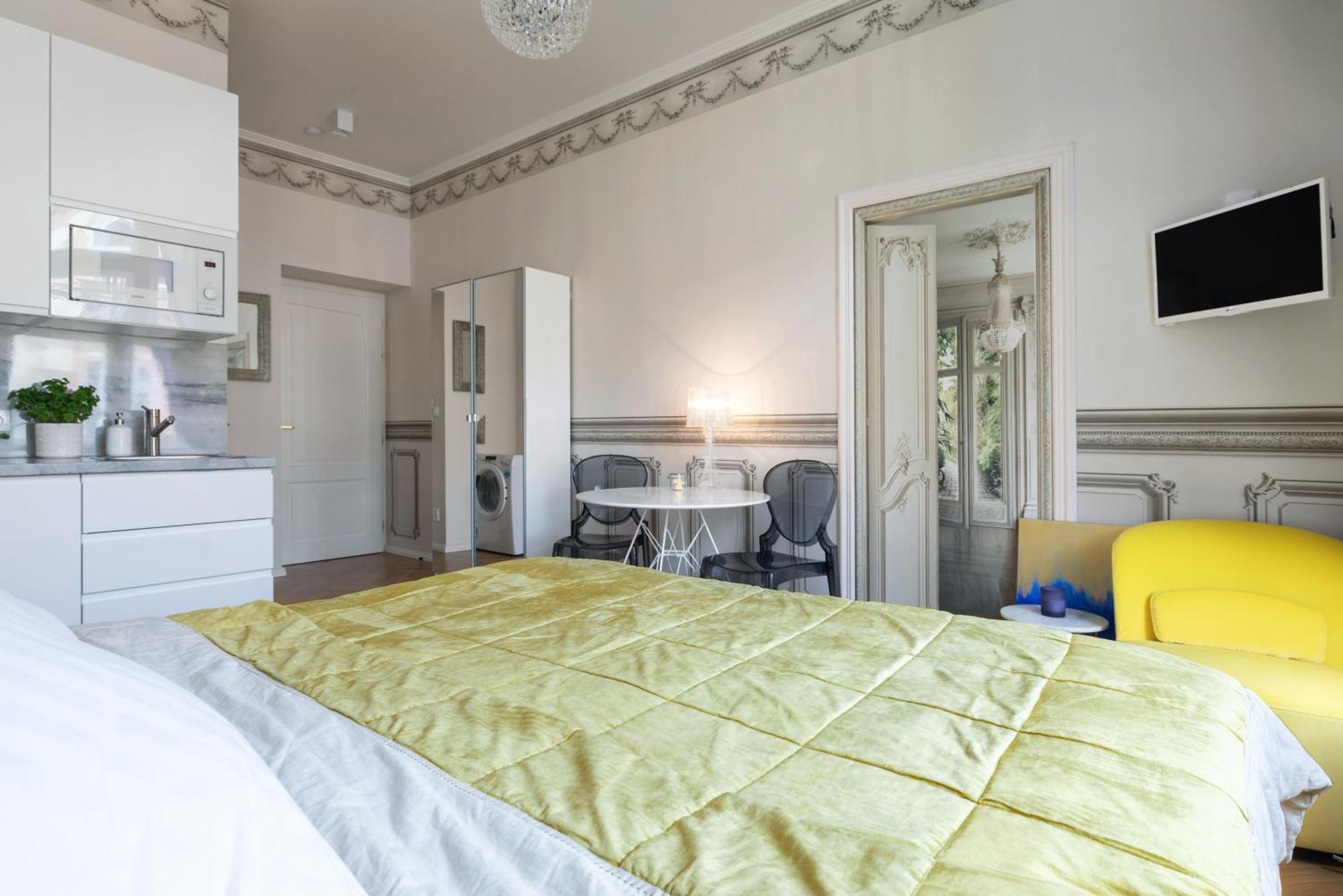 With Private Balcony In Smichov By Days Praha