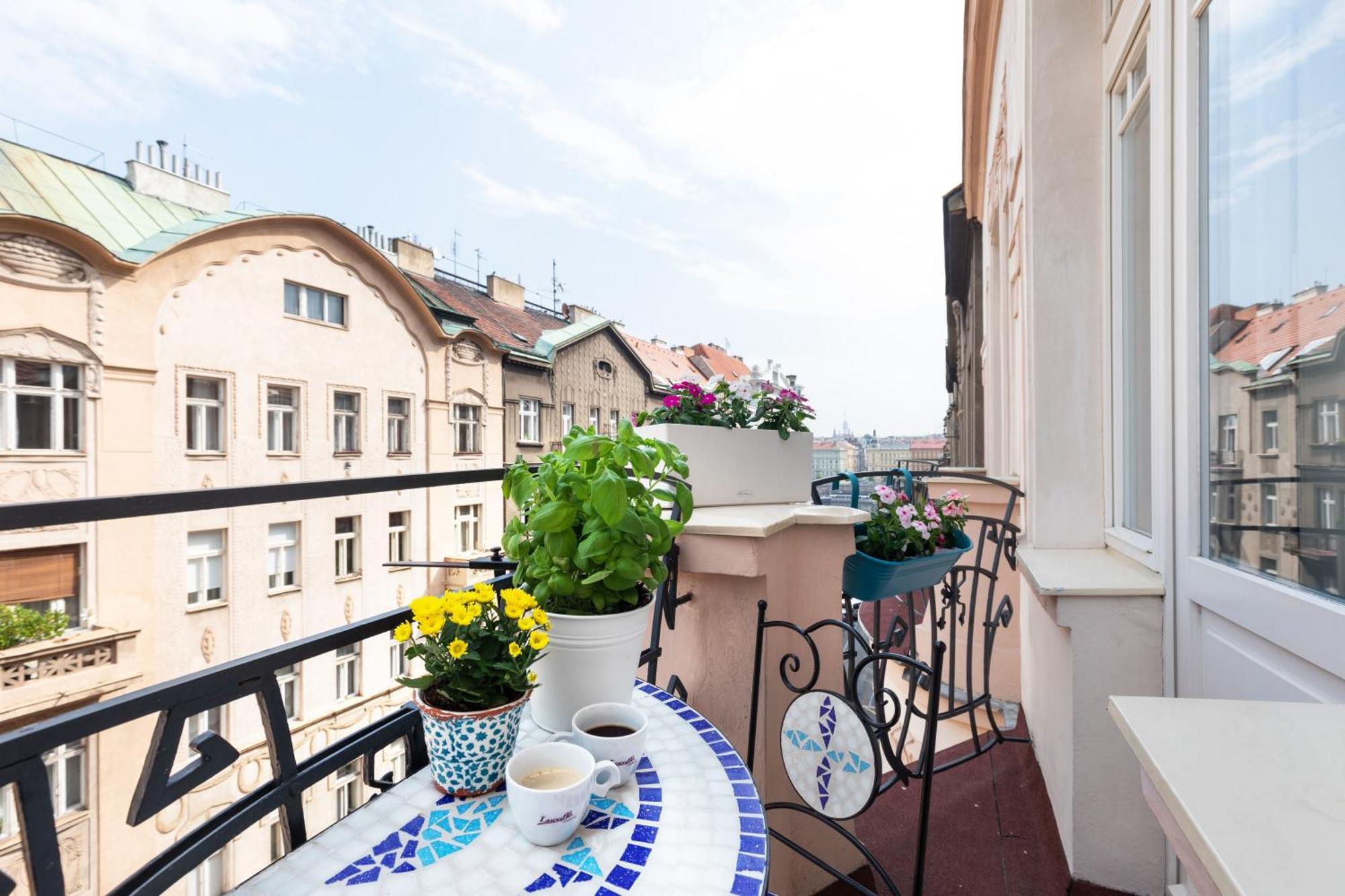 Apartmán With Private Balcony In Smichov By Days *